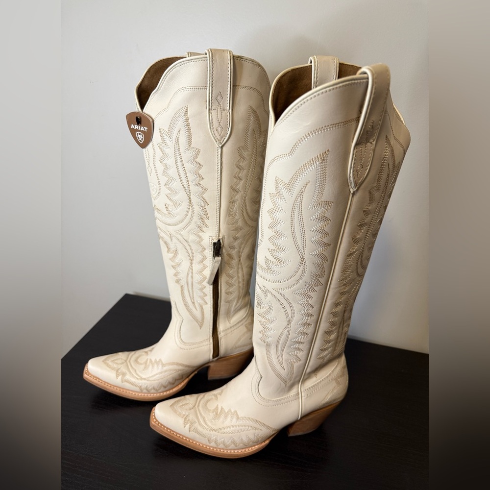 NWT Women's Ariat Casanova Boots, size 9